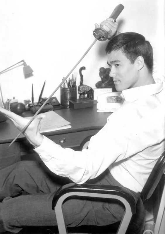 从此,来李小龙国术馆拜师学武的,络绎不绝.