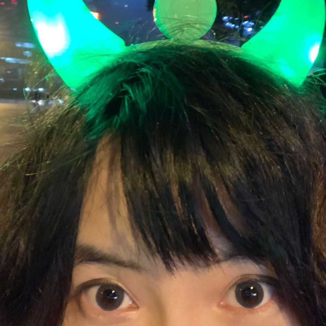 头顶绿光.摆摊卖了七十块钱啊哈哈哈哈哈.