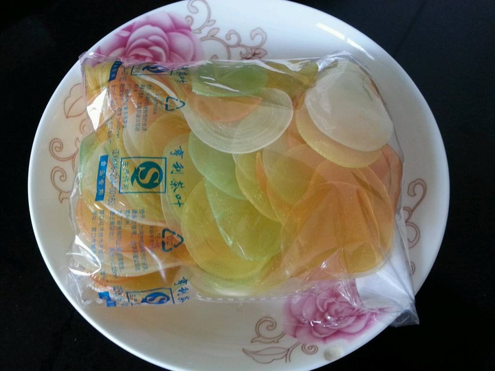 小时候放学回到家一看到奶奶在炸虾片,作业都不写了就站在厨房门口等