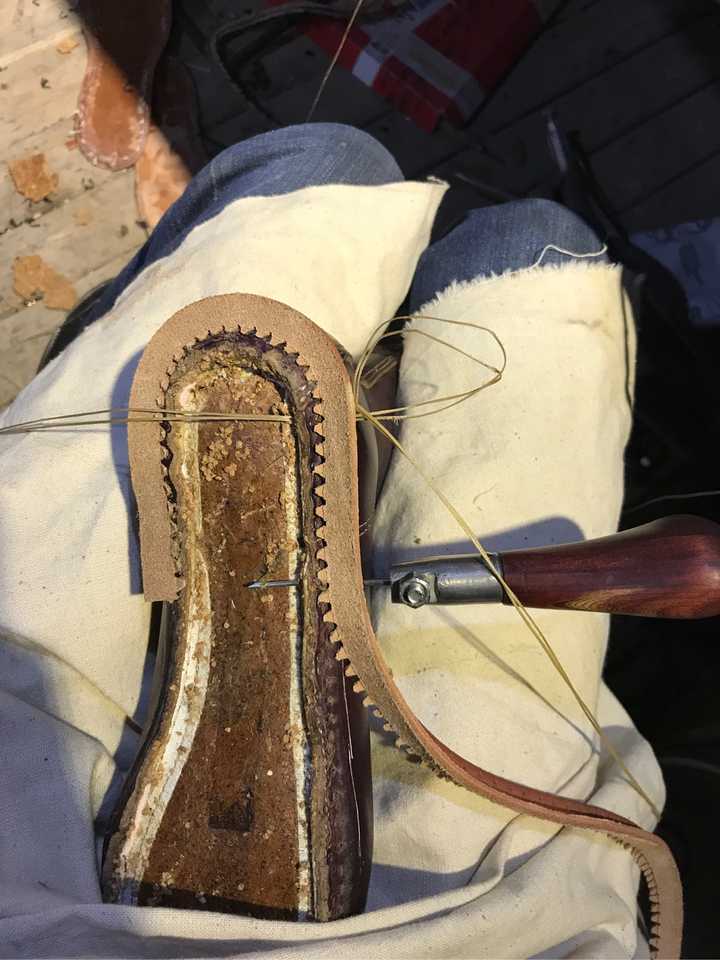 使用固特异机器缝制的延条鞋必须在内底外侧和延条之间黏贴一条帆布条然后再缝。一直不太理解，可以解释下吗