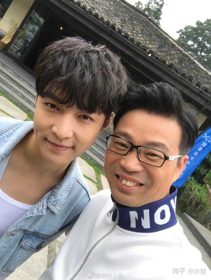 请问张艺兴和男生是否有蜜汁cp 感?