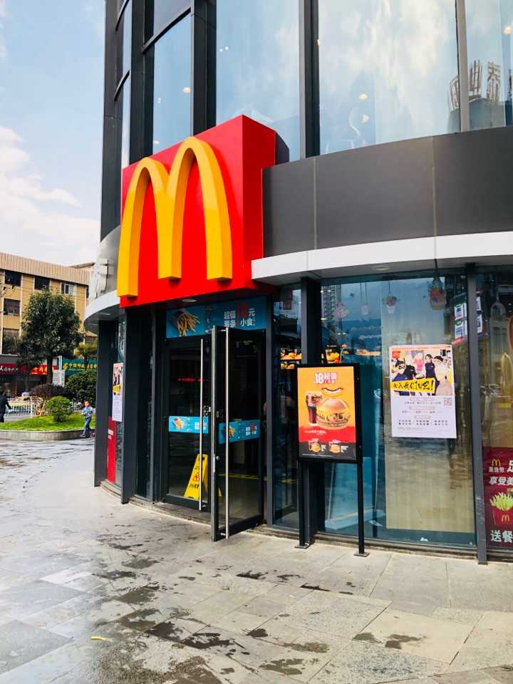 各位大佬金拱门了解一下?加了个滤镜没p