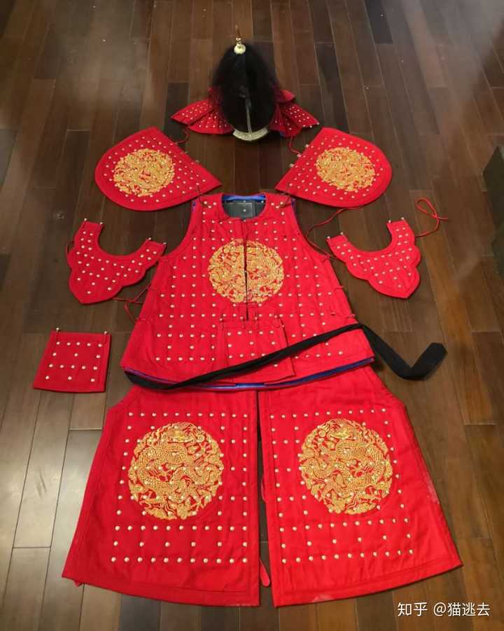 同样款型,大小,金属部分同样材质的布面甲(带甲片,鳞甲或者扎甲,锁子