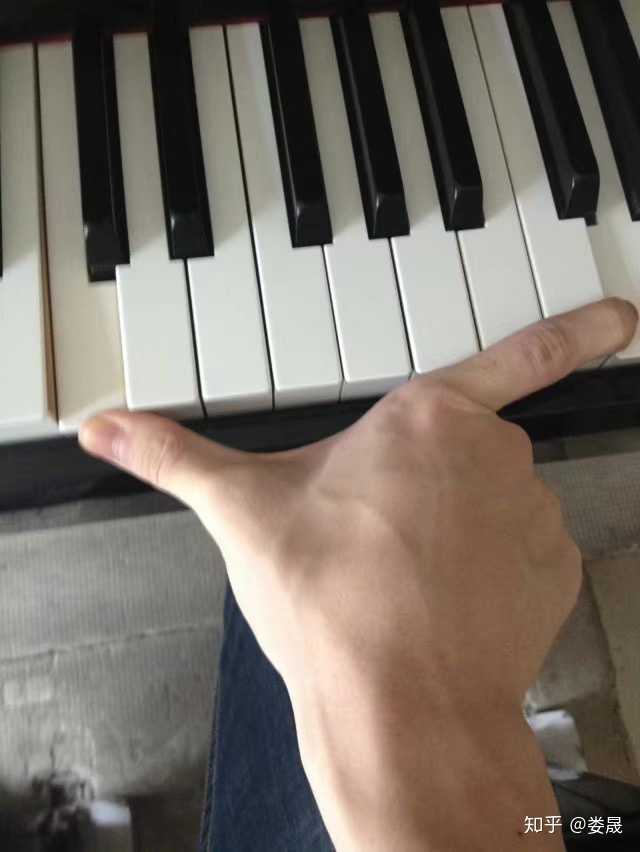 弹钢琴时手指如何跨10度?