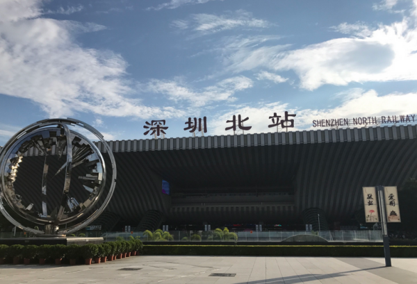 深圳龙华区清湖地铁口离哪个火车站比较近啊?