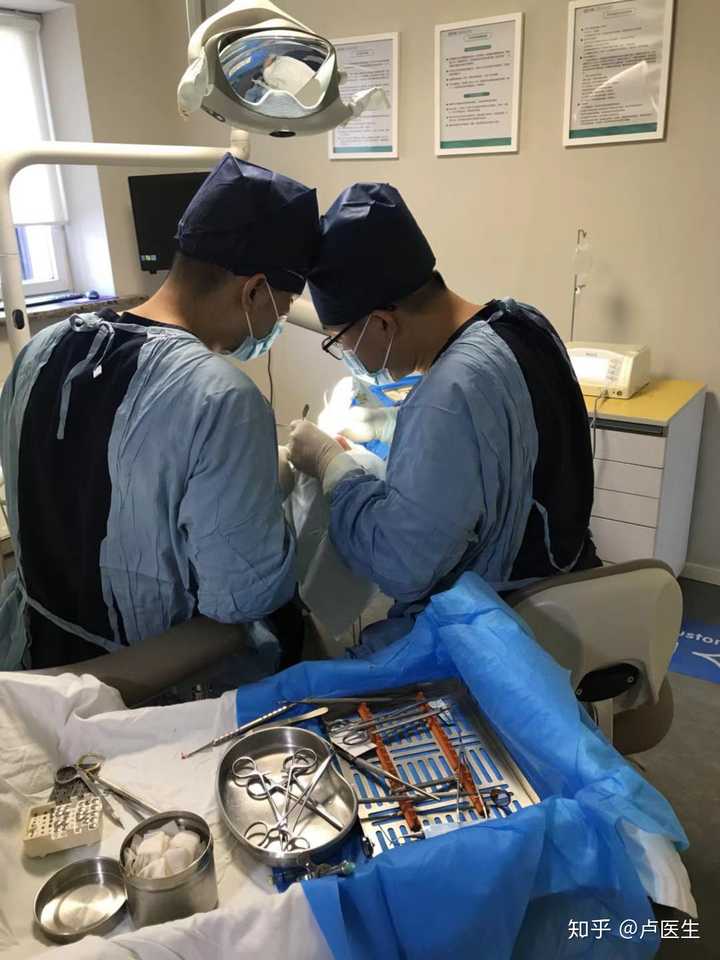 当牙医帮你拔牙离你很近的时候,带着口罩,眼睛特别好看,会不会很心动?