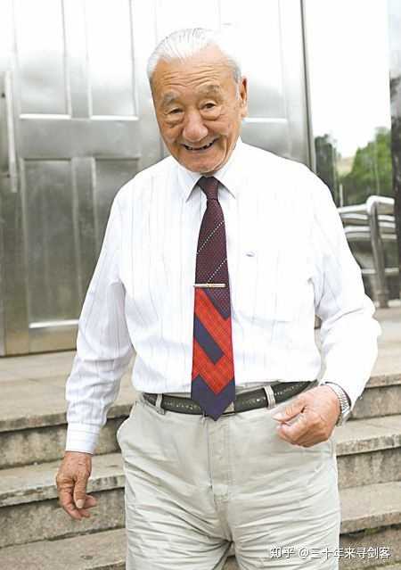 例如万拳王——王子平老先生来说,江湖外号"千斤神力王".