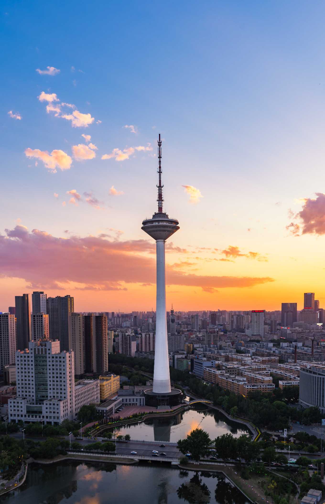 沈阳彩电塔 沈阳彩电塔,春秋两季可以去公园里看看花