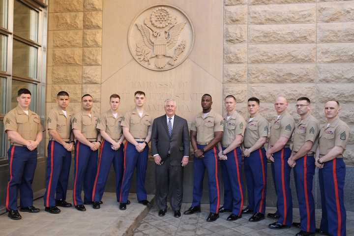 23时任美国国务卿克里慰问美国驻伊拉克大使馆的陆战队使馆警卫队.