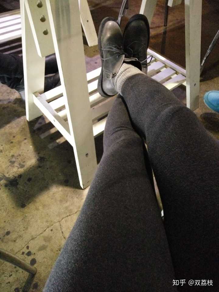 去哪里都要拍一拍,也不知道这大粗腿有啥可拍的