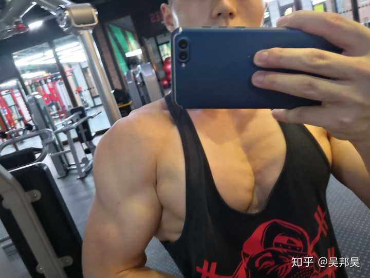 为什么男孩子都有腹肌的多 胸肌的少呢 ?