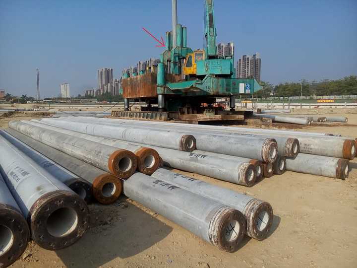 地上没有钻孔,也没敲击,这机器是怎么把这些水泥桩打进去的?