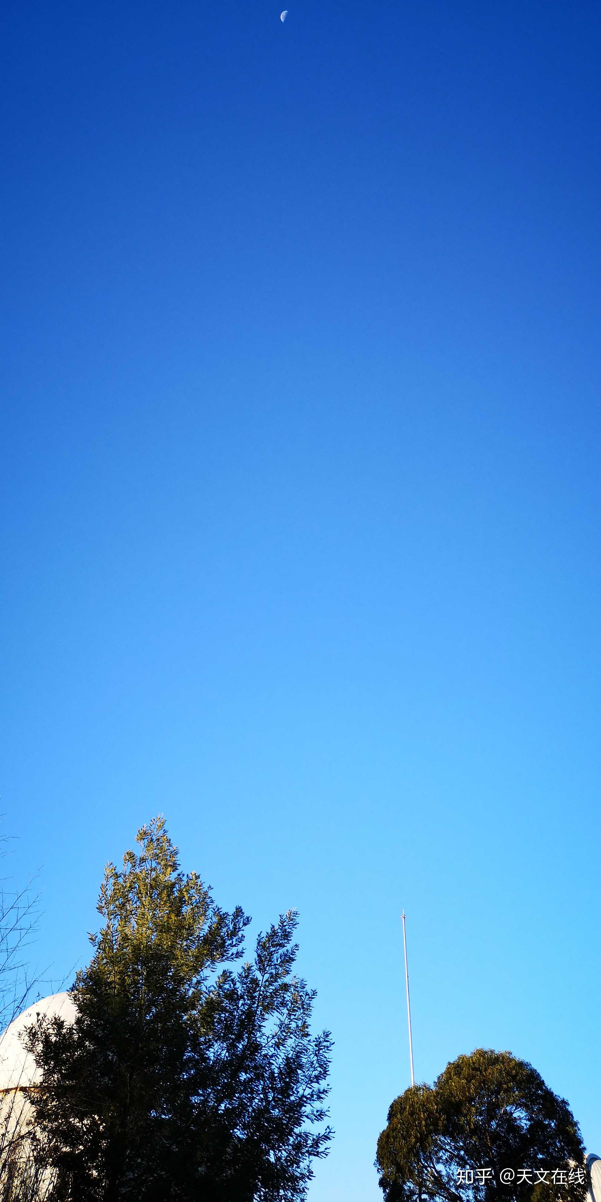 抚仙湖天文台上空的月亮与蓝天