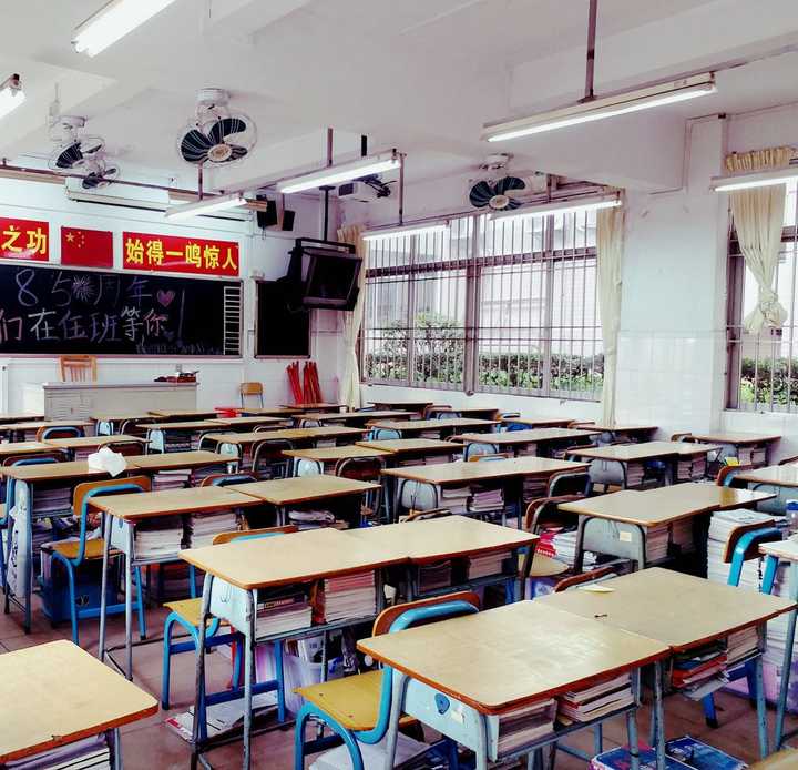 高中母校85周年校庆时,在呆了两年的教室里拍的,还是同样的摆设,只是