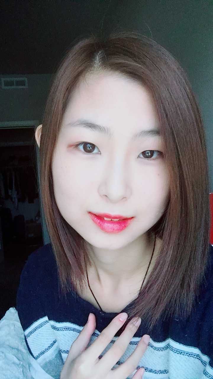 我也是大小眼,左眼大右眼小,左眼的双眼皮是从中间露出来,延伸到很深