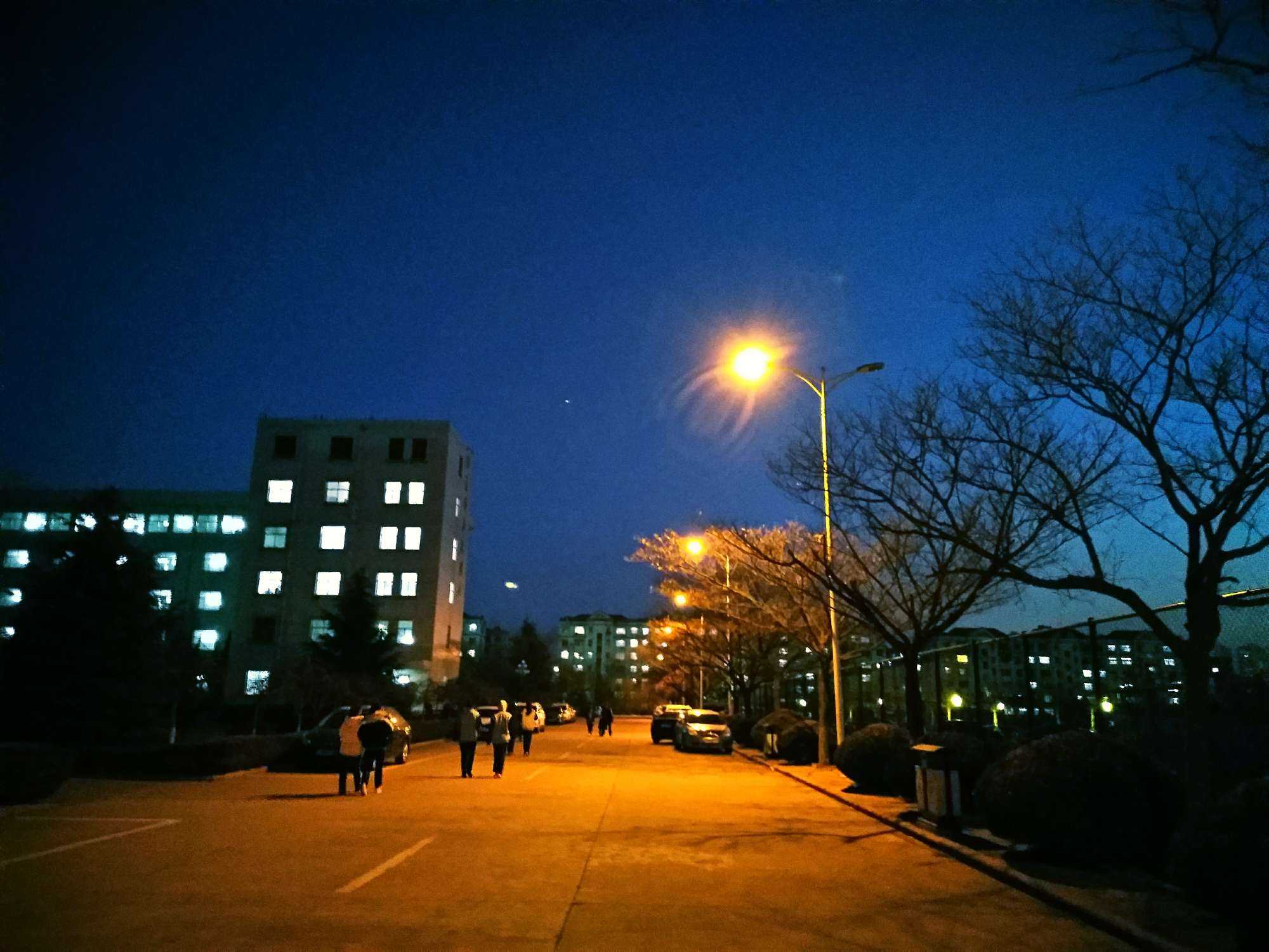 以前拍的学校的夜景,毕业真的好快