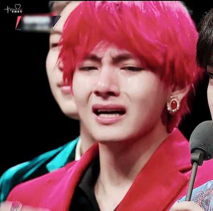 然后我"嫉妒"的去搜索金泰亨的很多美图,越看越觉得上帝好不公平哈哈