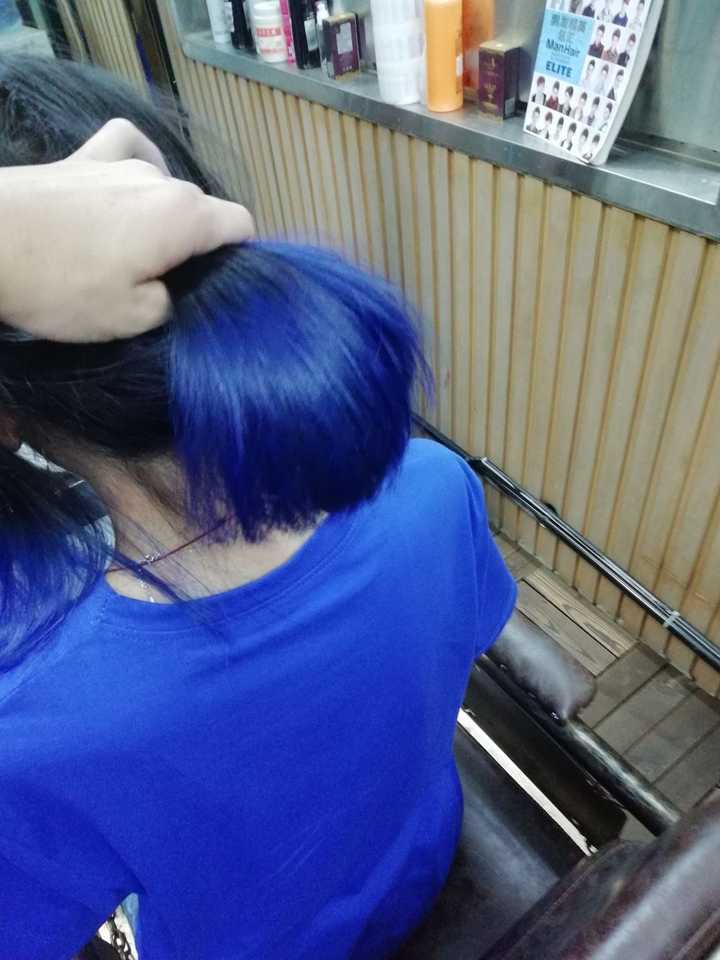 染蓝色的头发是种怎样的体验?
