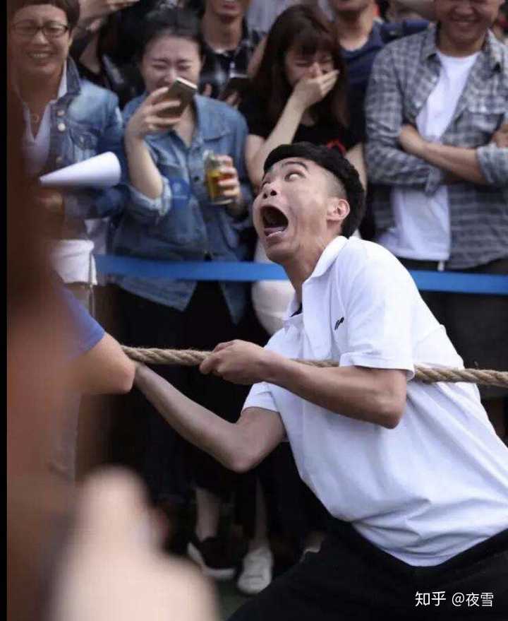 图文无关,网图侵删——鲁美教师于洋拔河"杀伤性表情"