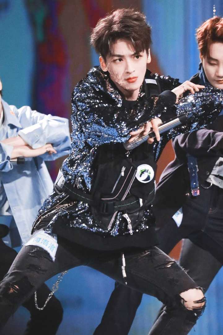 如何评价《创造营2019》的何洛洛?