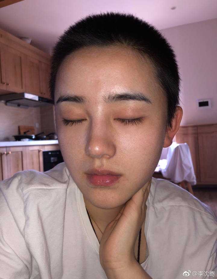 要的 我觉得就算是再美的人 能驾驭光头的也美几个 小姐姐的纯素颜照