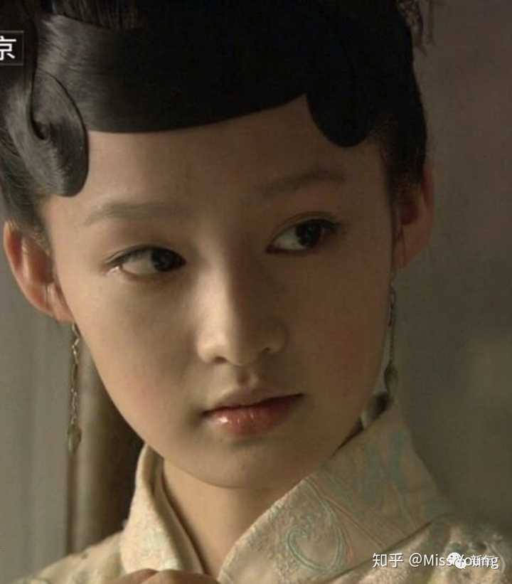 李沁虽然是小方脸,但她的骨骼不够厚重,软组织也不算丰厚,和脸若银盆