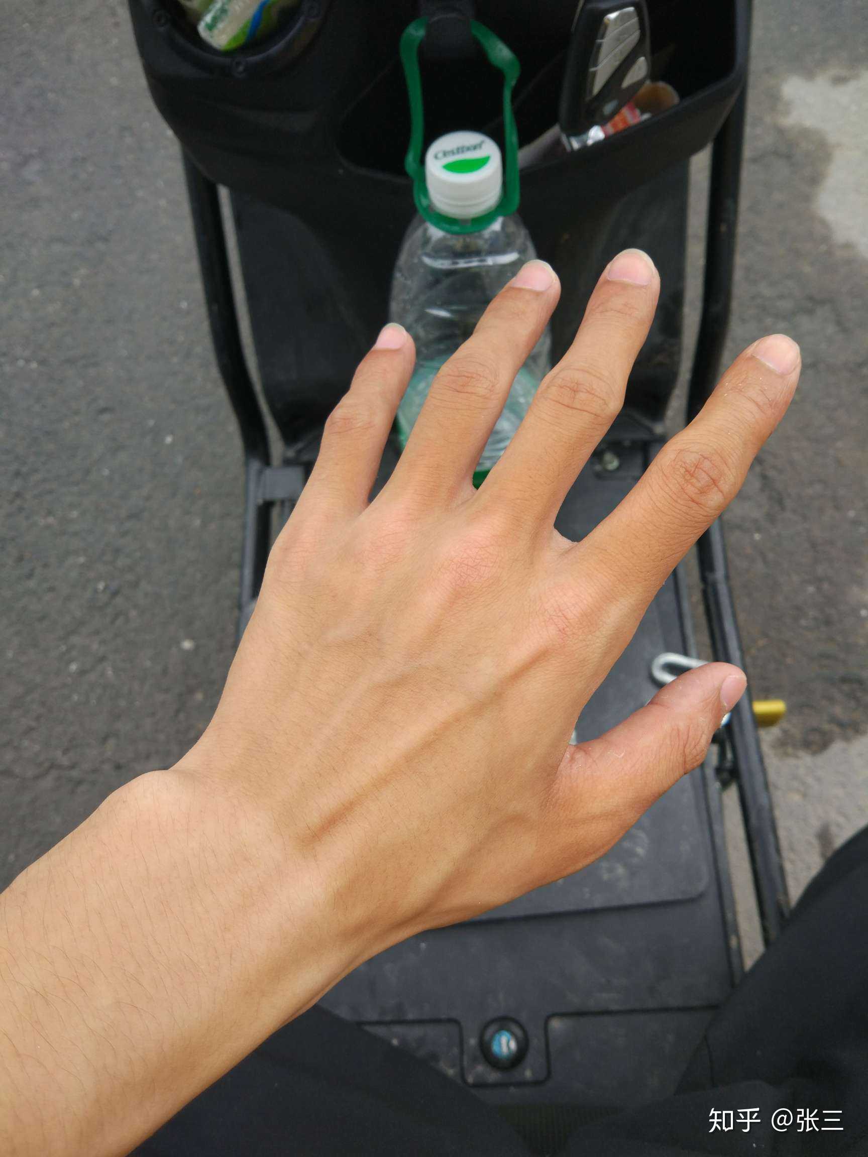 喏,这是我前段时间出去打暑假工整天在外面晒着的时候的样子,手背和