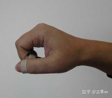 从侧方水平看两种手腕的情况: 微垂休息位,是古筝演奏中手腕最见的
