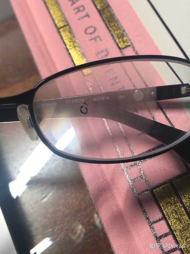之前在网上一家店里配的,68的镜框还送镜片镜片.