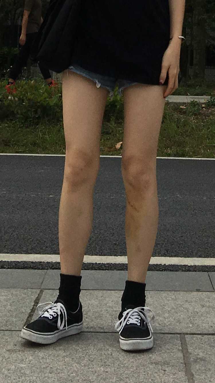 二郎腿女生短裤图片