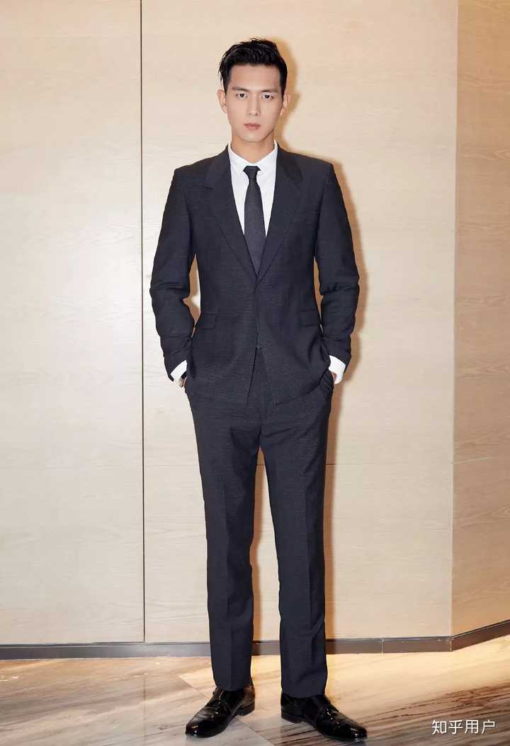 如何练成当红鲜肉李现的肌肉体型?该做大重量训练还是徒手训练?