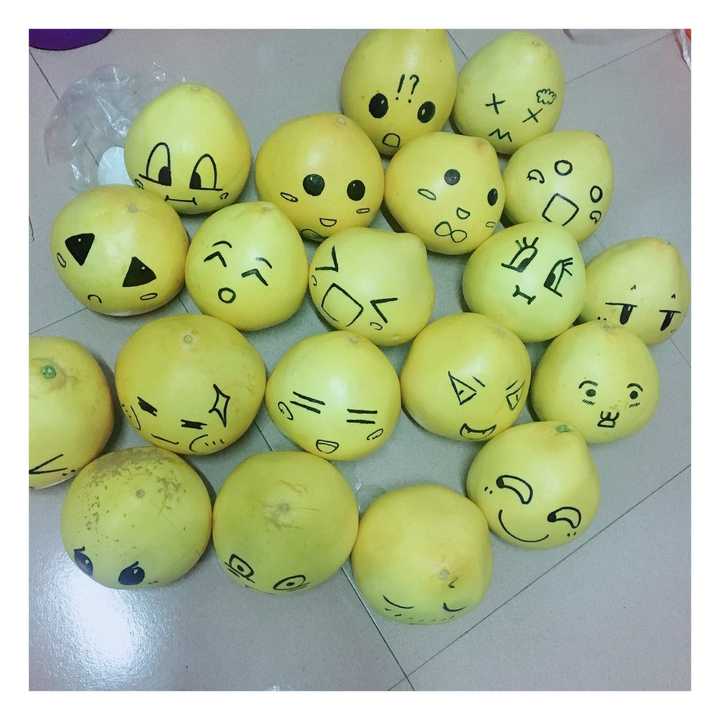买了柚子,在上面画了些小表情和表情包