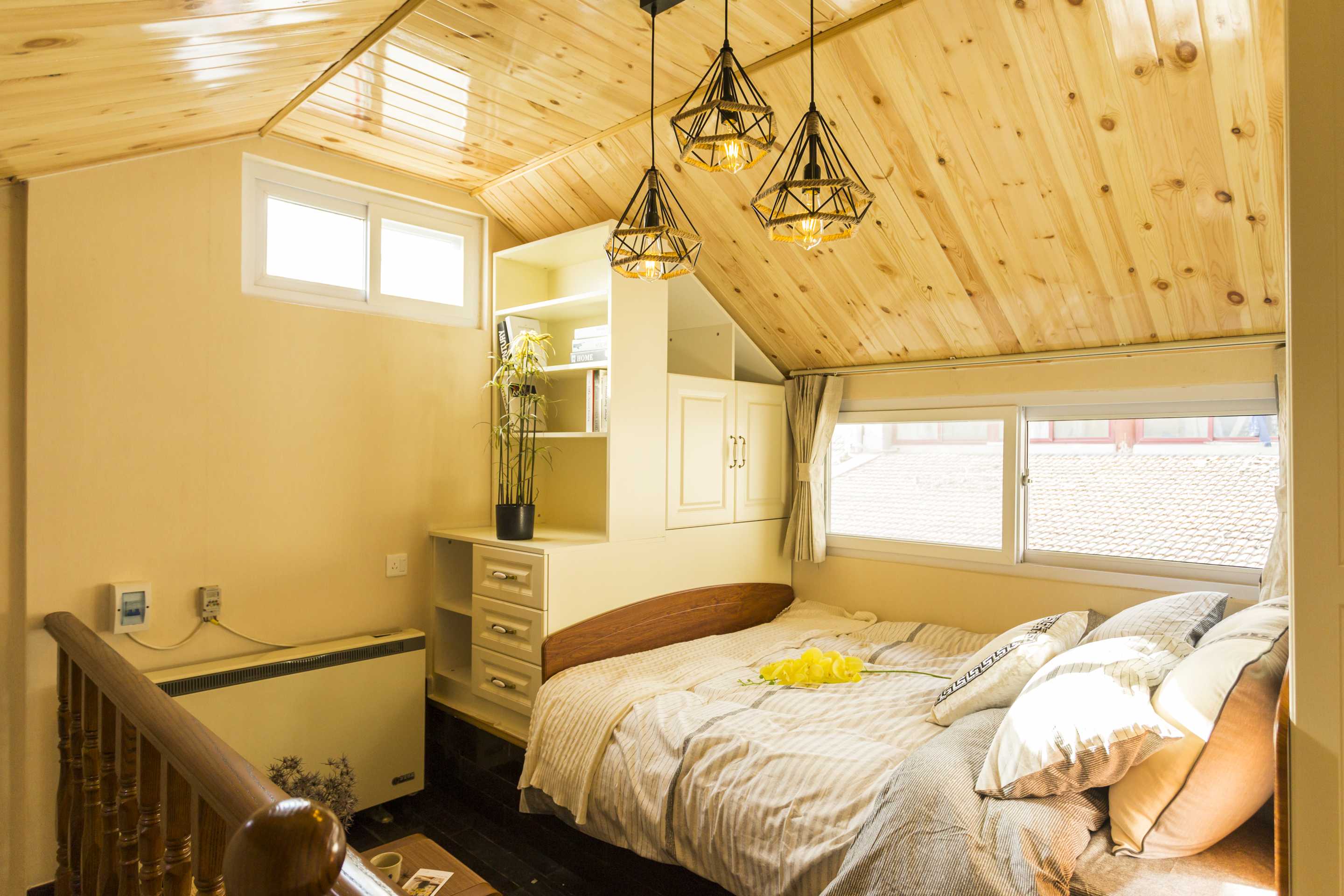 来给大家看看城宿在北京的几间精品民宿 木屋阁楼阁楼阳光充足,窗外