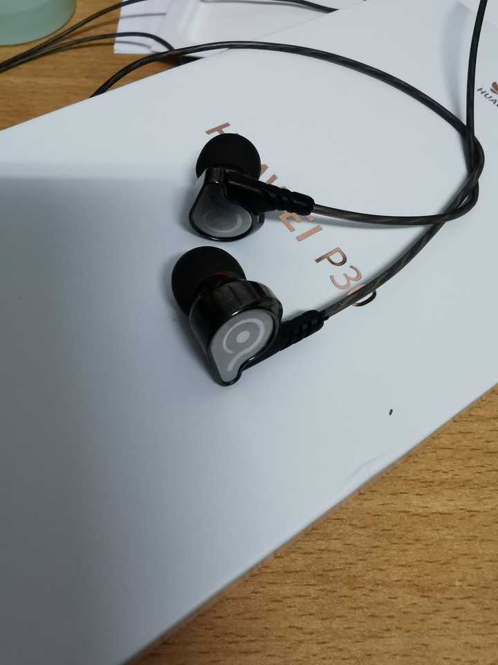 有耳机孔,听说屏幕也好一些,价格4000 ,正好是心理理想价位,而且基本