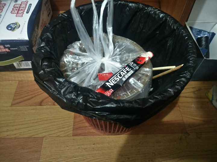 一次性打包盒虽然方便卫生,但还是不买的好,泡完面扔垃圾桶里,得每天