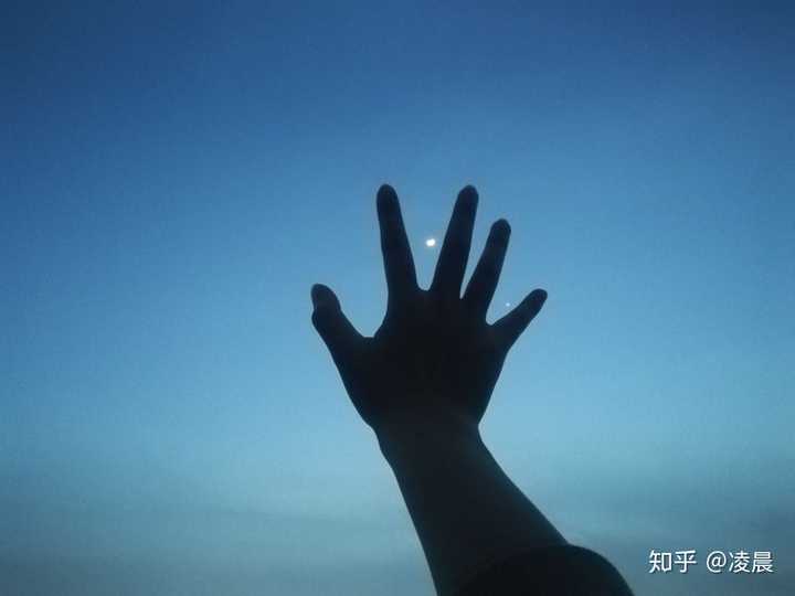 手对着天空的照片真实图片