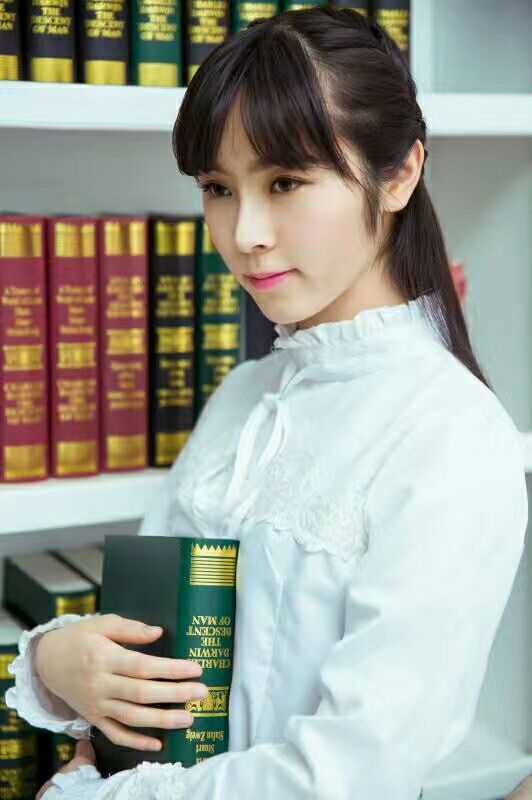 汤以诺 毕业于山东省实验中学 2017年市文科状元 目前就读于复旦囱Ё