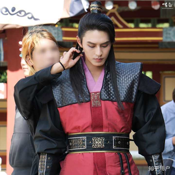 南韩有哪些长相或者风格是偏妖孽型的?