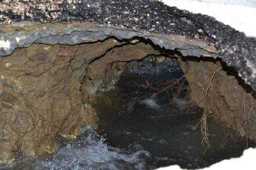 路基下的软弱土在水力侵蚀下形成空洞在荷载作用下导致路面塌陷