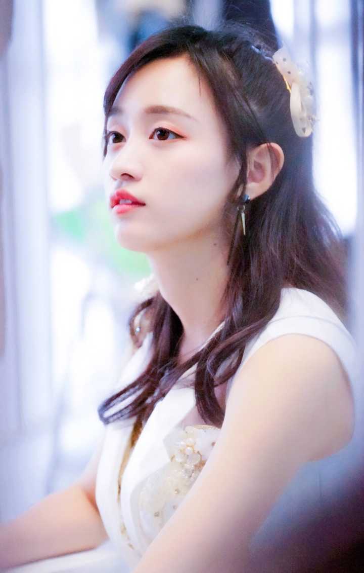 接着因为这张照片是略微仰起头的,所以放几张上目线的阿黄