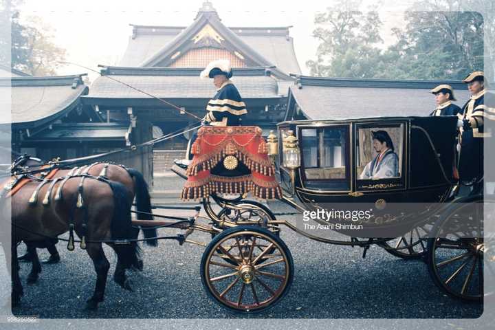 1991年,神宫亲谒之仪,着十二单的美智子皇后(美智子上皇后)在3号马车