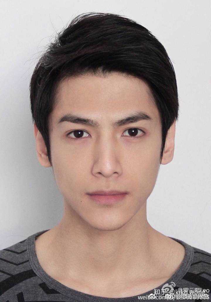 你们都放生活照,平面照,我老老实实放个登记照～ 十八线小演员罗云熙