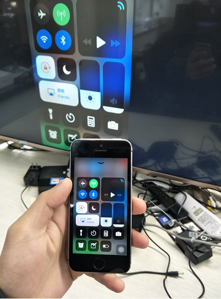 首先,找到苹果手机的控制面板,打开屏幕镜像.同时打开智能