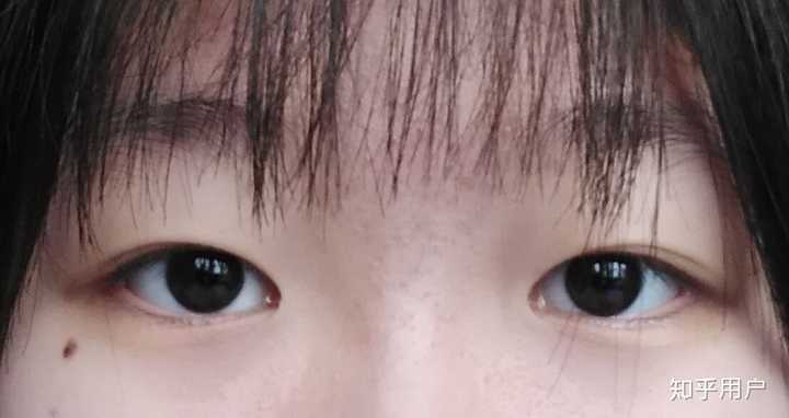 有没有那种单眼皮小眼睛塌鼻梁厚嘴唇但还挺好看的女生?