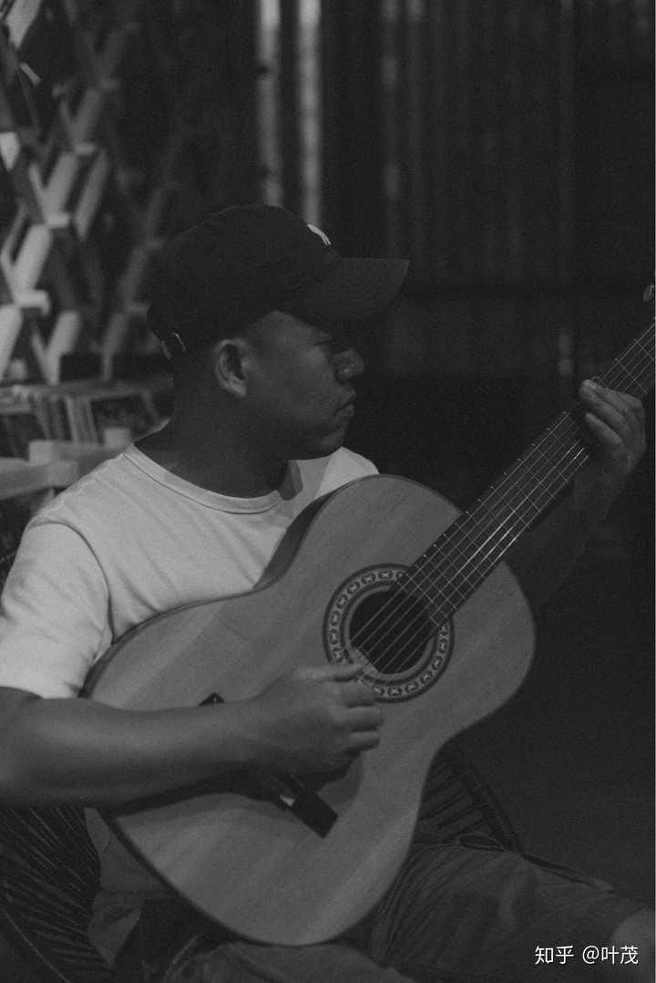 同一首曲子,用古典吉他弹难度大,还是民谣吉他难度大?