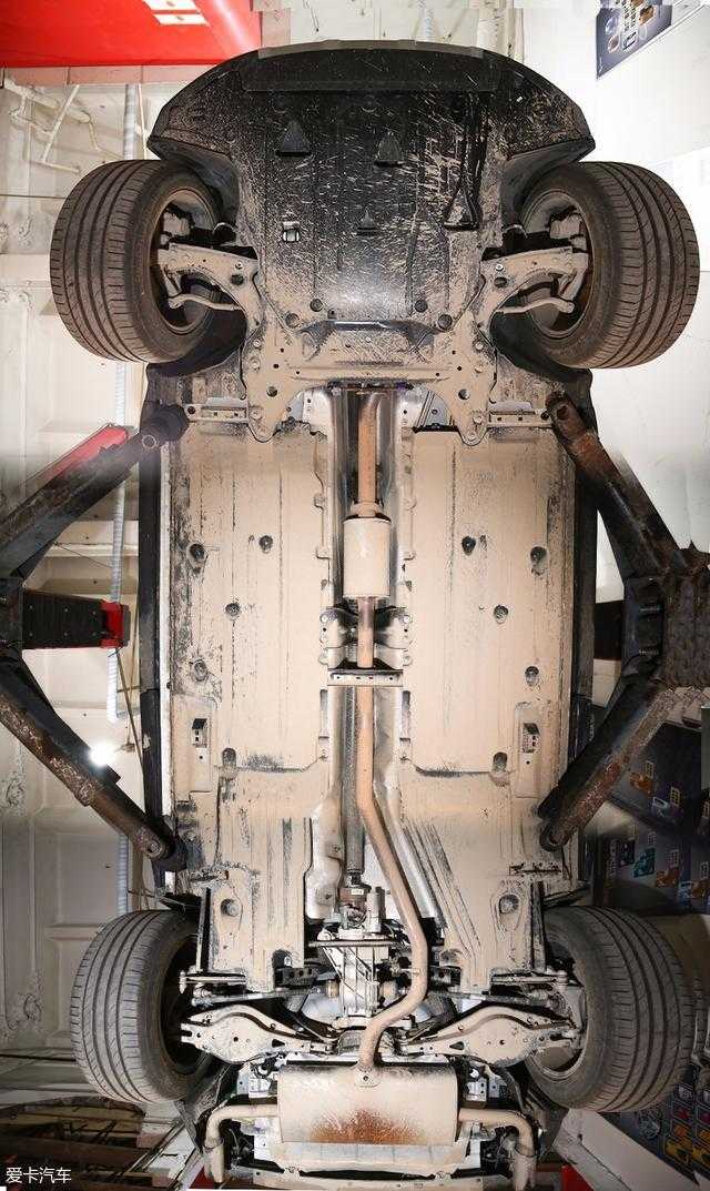 从领克01底盘的整体图片上,我们不难看出这台车在底盘防护上确实下