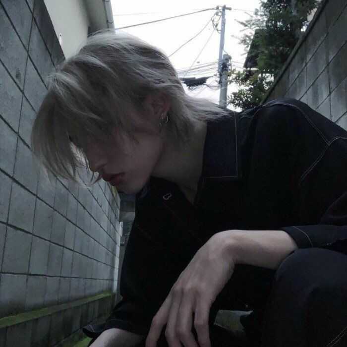 有哪些好看的黑色(掺杂少许金色)头像?