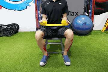 收缩肩胛,练习外旋肌群的力量