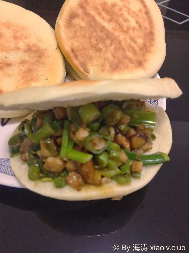 瘦肉切丁,辣椒豆角一起炒,也算是半个肉夹馍了
