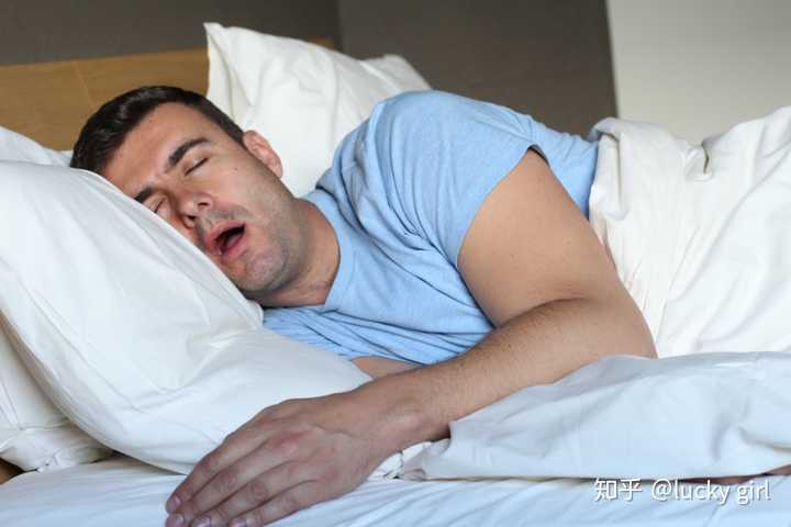 此外,扁桃体和其他腺体的肥大也可能引起震动而打鼾.